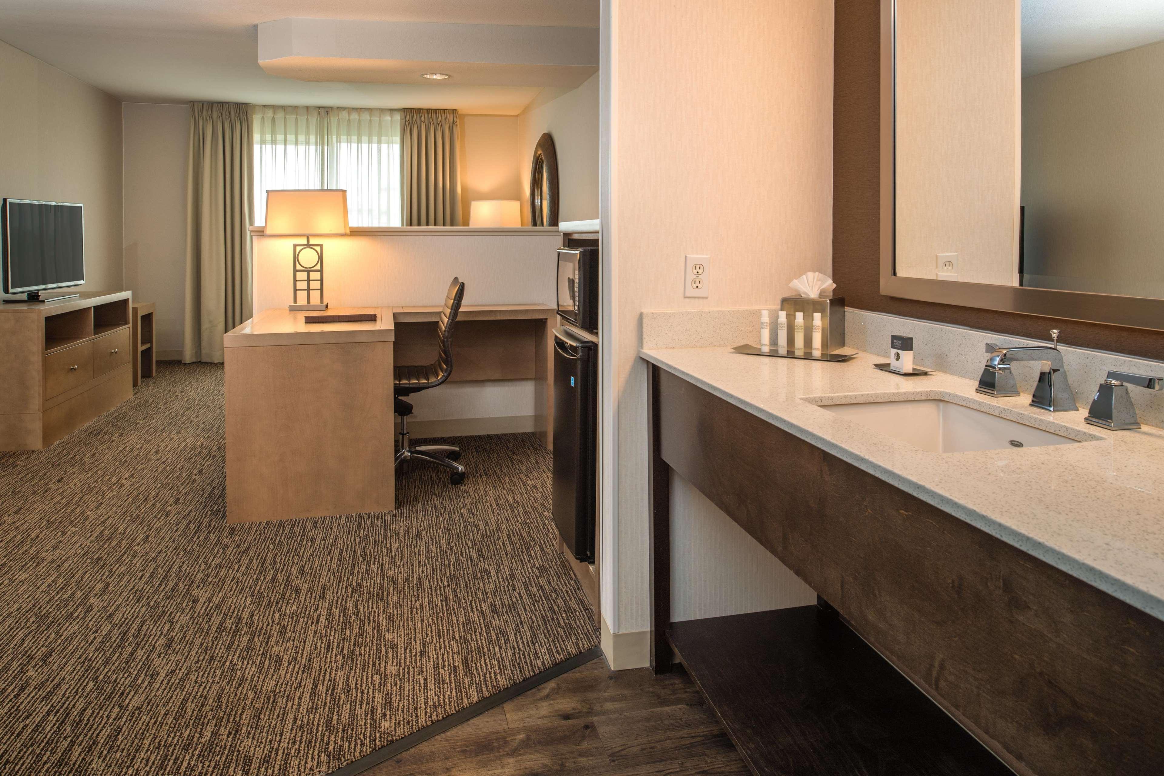 Doubletree By Hilton North Salem Hotel Exterior photo